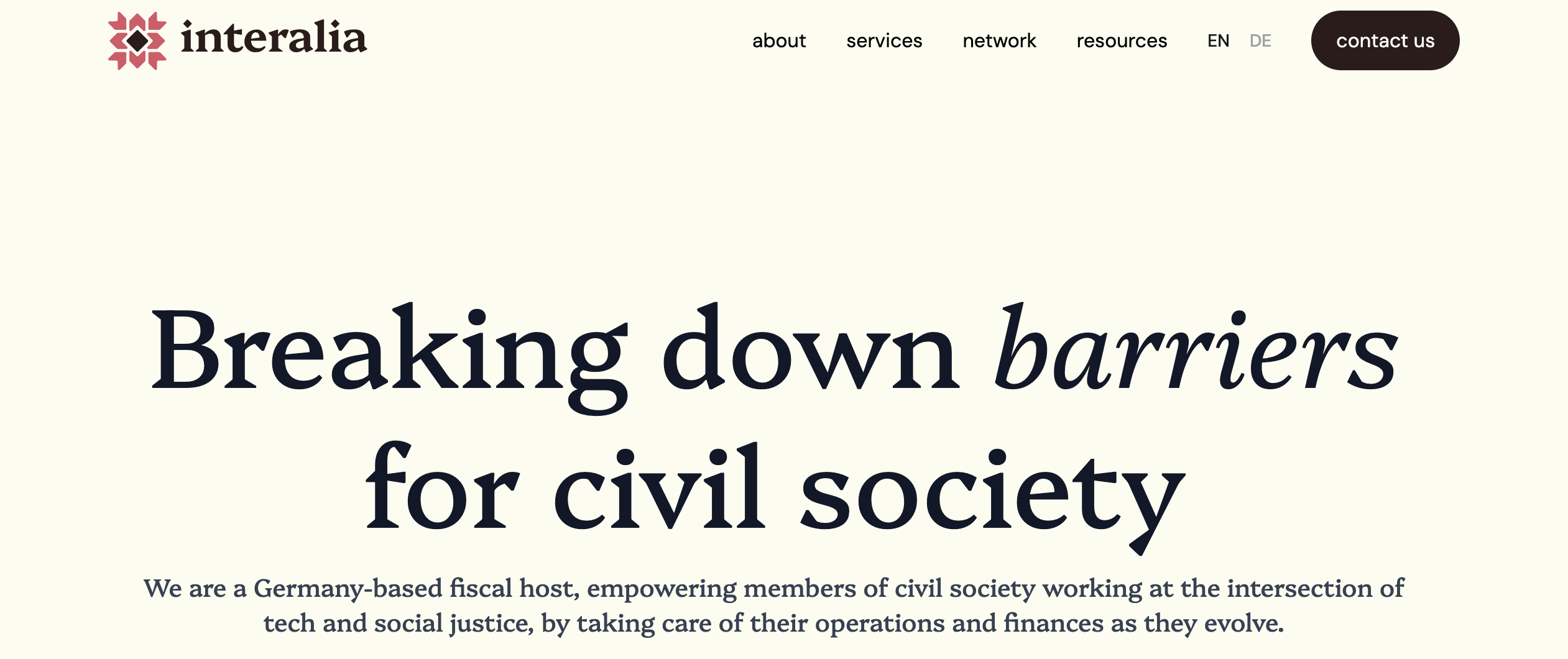Website von interalia, einem gemeinnützigen Fiscal Host mit Sitz in Deutschland. Der Slogan ‚Breaking down barriers for civil society‘ steht für die Mission, zivilgesellschaftliche Organisationen an der Schnittstelle von Technologie und sozialer Gerechtigkeit durch operative und finanzielle Unterstützung zu stärken.