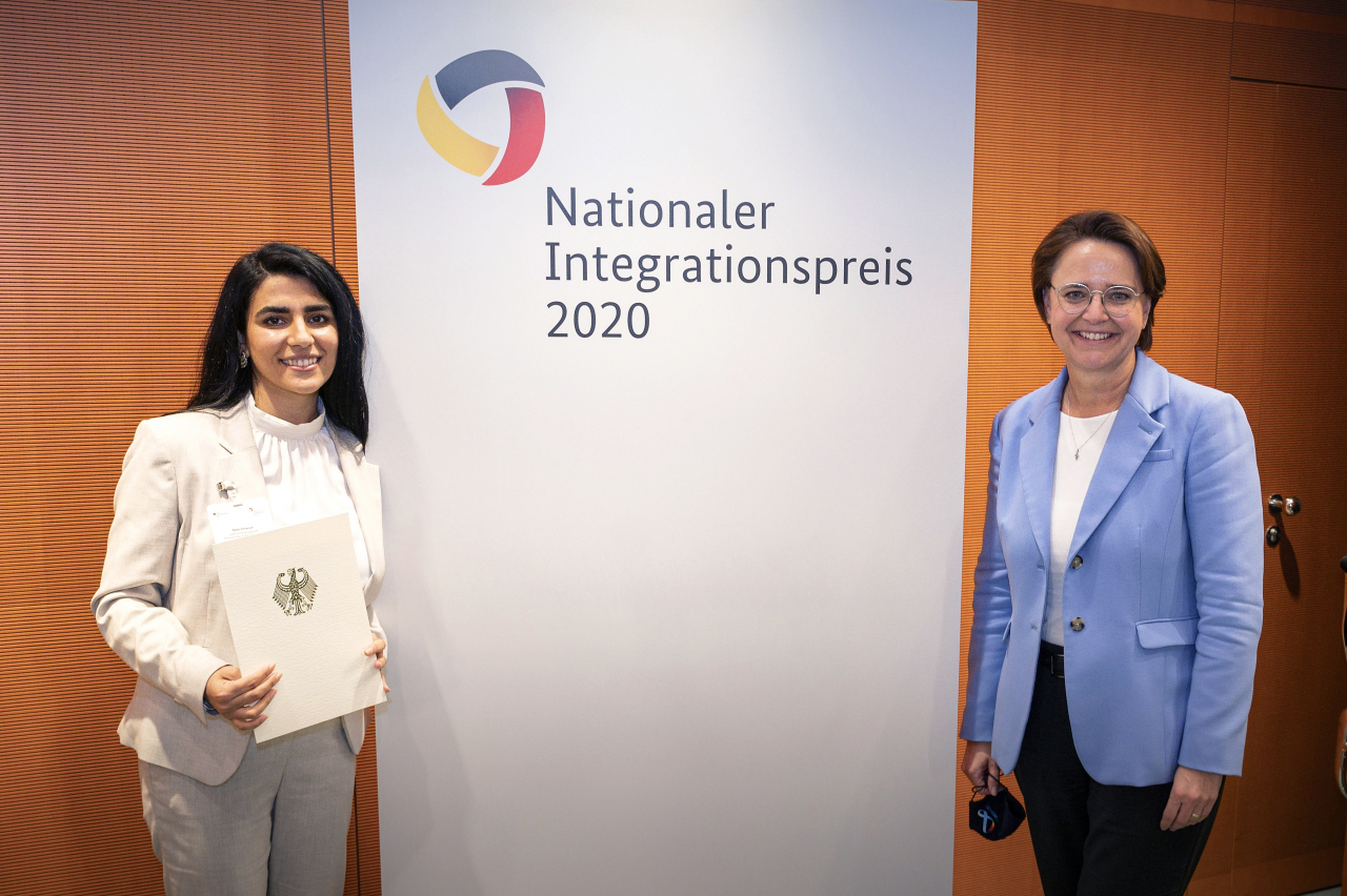 Presiträgerin Bjeen Alhassan und Staatsministerin Annette Widmann-Mauz. Quelle: Bundesregierung